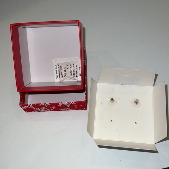 NIB Betsey Johnson Earrings - Picture 5 of 5